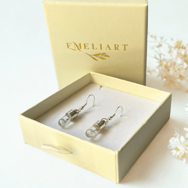 Boucles d’oreilles personnalisées avec grain de riz gravé –Tube- Bijou fait main en fiole de verre – Cadeau unique et poétique – Écriture miniature sur riz ou fleur délicate insérée dans pendentif artisanal. Votre émotion en éclat de lumière – Image 3