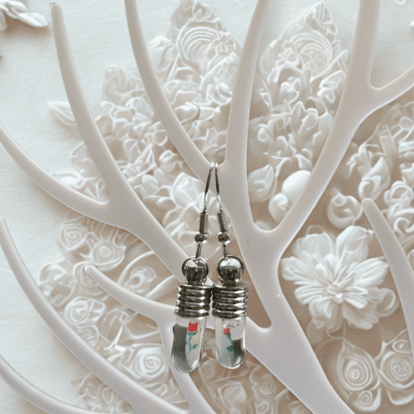 Boucles d’oreilles personnalisées avec grain de riz gravé –Tube- Bijou fait main en fiole de verre – Cadeau unique et poétique – Écriture miniature sur riz ou fleur délicate insérée dans pendentif artisanal. Votre émotion en éclat de lumière – Image 2
