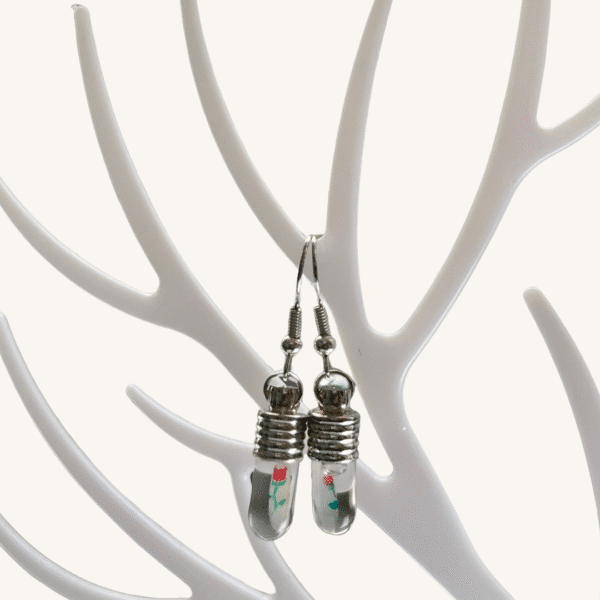 Boucles d’oreilles personnalisées avec grain de riz gravé –Tube- Bijou fait main en fiole de verre – Cadeau unique et poétique – Écriture miniature sur riz ou fleur délicate insérée dans pendentif artisanal. Votre émotion en éclat de lumière
